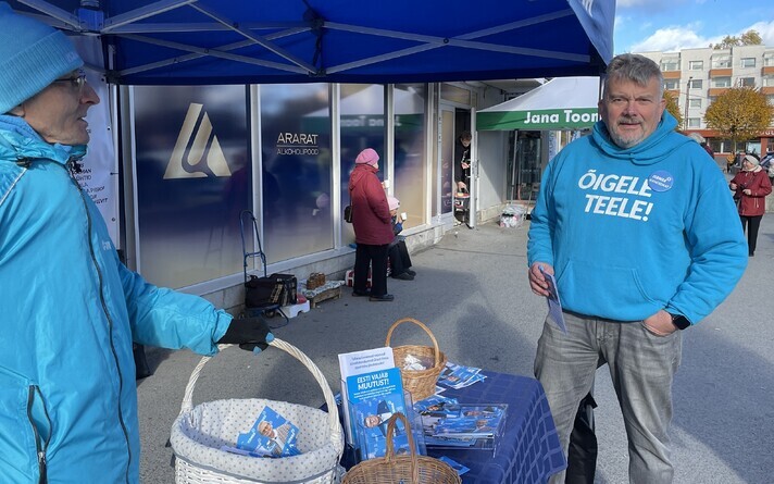 Isamaa kampaaniatelk Õismäel Kollase keskuse ees, esiplaanil Jaanus Ojangu.