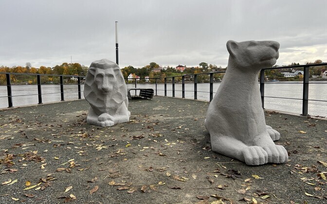 The Narva lions are back on the city's riverside promenade.