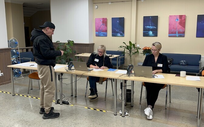 Предпоследний час голосования на избирательном участке, расположенном в волостной управе Йыхви, 19.10.2025.