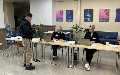 Предпоследний час голосования на избирательном участке, расположенном в волостной управе Йыхви, 19.10.2025.