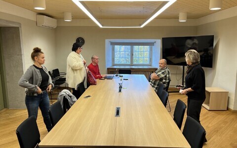 Первые консультации между командами Михаила Стальнухина и Катри Райк.