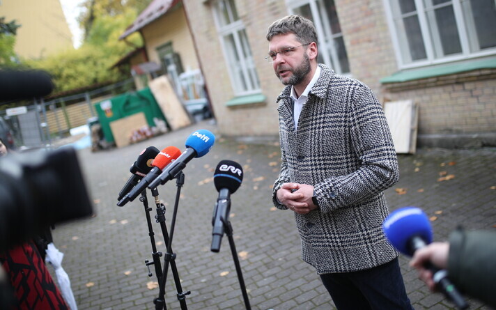 Jevgeni Ossinovski pressikonverentsi sotside kontori ees Tallinnas