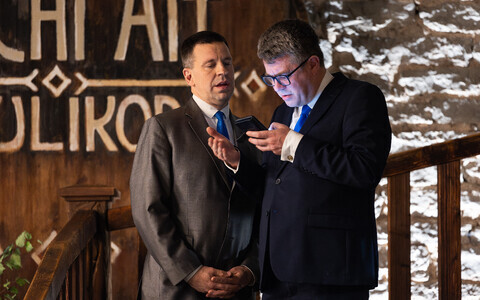 Урмас Рейнсалу (справа) и Юри Ратас.