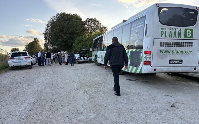 Plaan B buss tänavu suvel Nurme farmi juures, kus protestiti sigade hukkamise vastu.