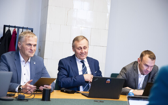 Tõnis Lukas Tartu koalitsioonikõnelustel, vasakul Priit Humal, paremal Isamaa Tartu piirkonna juht Kaspar Kokk