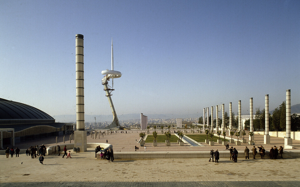 1992. aasta olümpiamängud muutsid Barcelonat põhjalikult – linn ei olnud enam endine. Seetõttu juurdus mõtteviis, et suurüritusega tuleb siduda ka linnaplaneerimine ja -disain. Pildil Montjuïci mäele ehitatud olümpiastaadioni ümbritsev suurejooneline välj