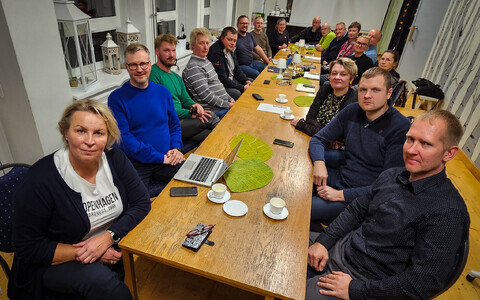 Lääneranna valla läbirääkimised: Tarvi Sits ees vasakult teine, laua tagosas vasakul Silvia Lotman ja paremal Meelis Malk.