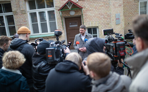 Jevgeni Ossinovski pärast KOV valimisi andmas pressikonverentsi SDE peakontori ees.