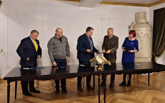 Põltsamaa koalitsioonileppe allakirjutamine 27. oktoobril 2025: (vasakult) Margus Metsma (Reformierakond), Rivo Purret (EKRE), Andres Vään (Keskerakond), Aigar Jürjens (VL Uued Tuuled), Reet Alev (Isamaa)