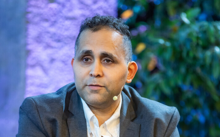 Hani Almadhoun speaks at the Estonian Refugee Council's Humanitarian Conference in Tallinn.