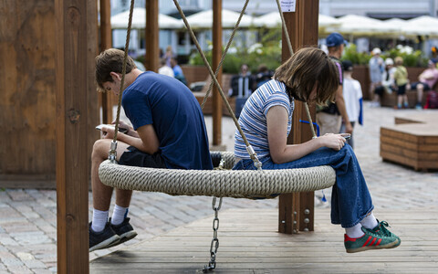 Noored kasutamas nutitelefone