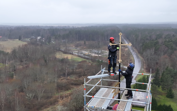 Audru kiriku torn sai tagasi risti ja uue tornikuuli.