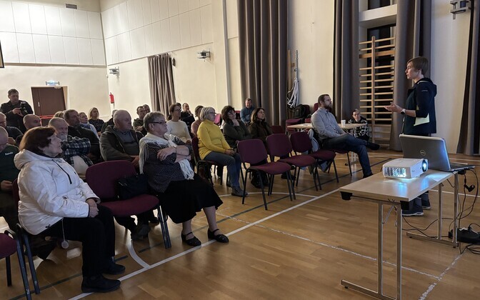 Puurmanni rahvamajja kogunenud kohalikud elanikud väljendasid arusaamatust RMK plaani üle.