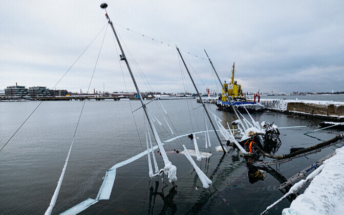 Операция по спасению затонувших малых судов.
