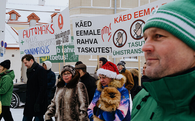Центристская партия провела пикет против планируемой отмены бесплатного проезда для детей и пенсионеров.