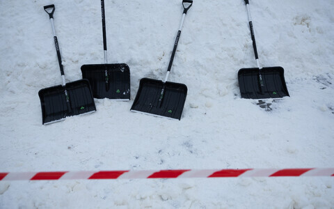 Снег и лопаты.