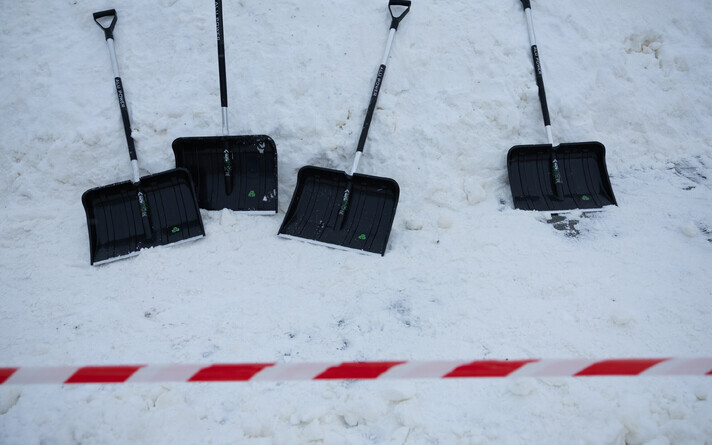 Снег и лопаты.