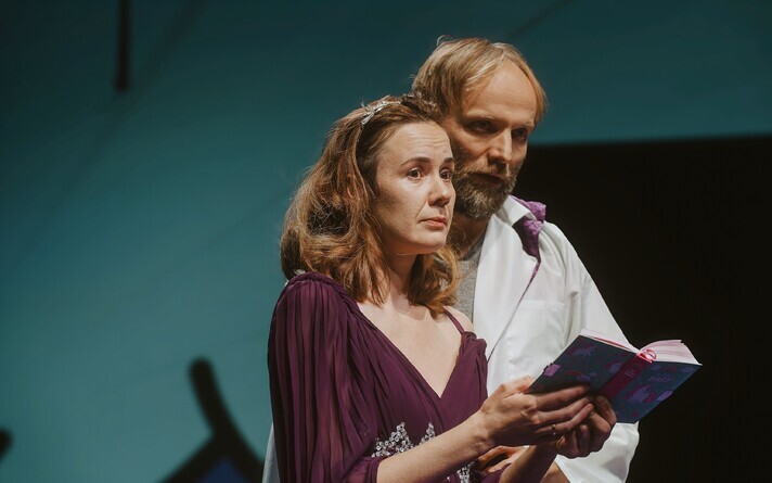 Maarja Mitt-Pichen ja Ott Aardam VAT Teatri lavastuses 
