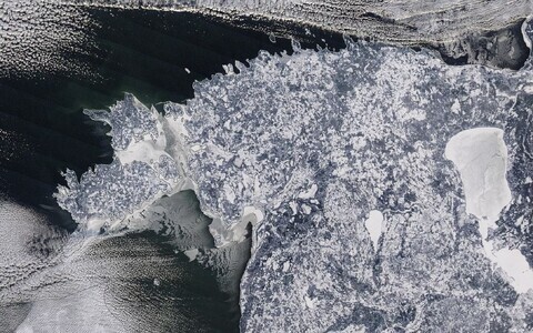 Фотография Эстонии и вокруг нее, сделанная спутником NASA Terra.