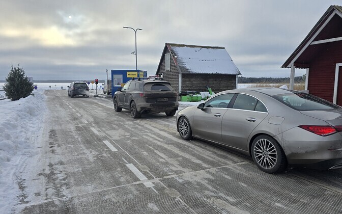 Очередь желающих попасть на ледовую дорогу между Хийумаа и Сааремаа.