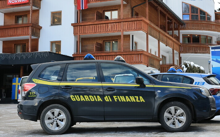 Itaalia korrakaitseametnike auto olümpiasportlase ööbimispaiga juures