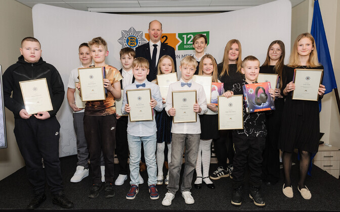 В Центре тревоги наградили детей, своевременно позвонивших по номеру 112.