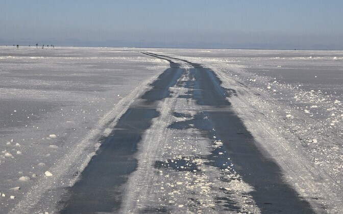 Ледовая дорога между Сааремаа и Хийумаа.