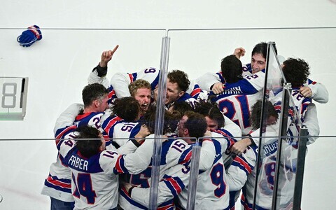 Сборная США празднует победу.