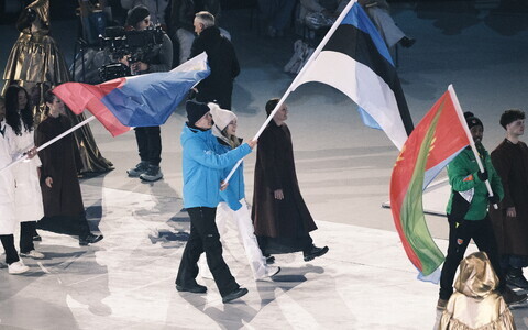 Мартен Лийв и Нина Петрыкина с флагом Эстонии.