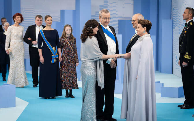 President Toomas Hendrik Ilves kaaslasega, taustal EOK president Kersti Kaljulaid lapselapsega