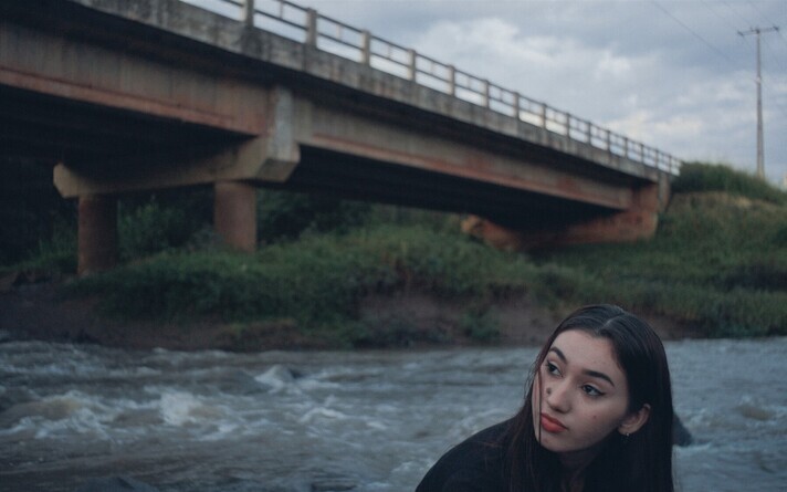 Noor paraguaylane püüab dokfilmis „Paradiisi läheduses“ sotti saada asunikekommuuni „Roheline paradiis“ kummalistest elanikest.