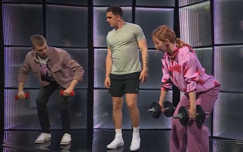 Personaaltreener Jacob R Price innustab hantlitega harjutusi tegema