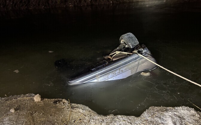 Место падения автомобиля в канал у Нарвской электростанции.