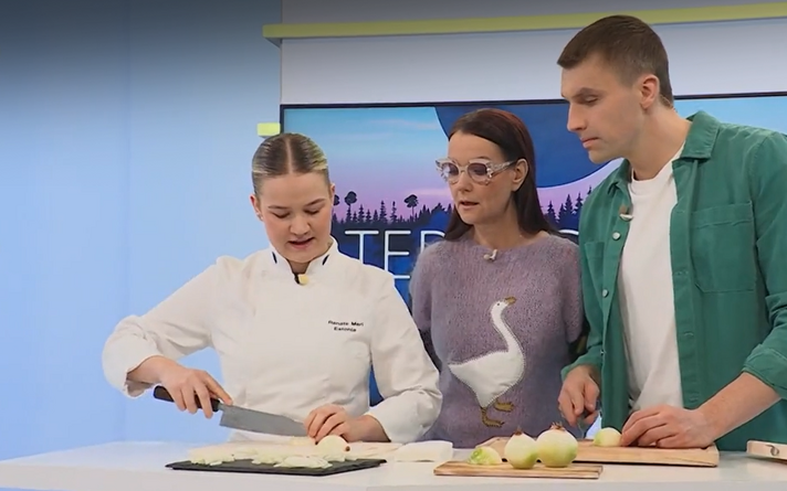 Kokk Renate Meri õpetab sibulat hakkima