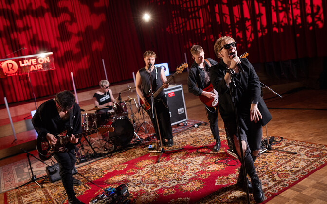 R2 minilaiv: Around The Sun