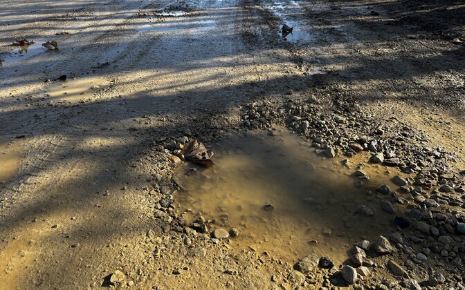 Разрушающиеся грунтовые дороги.