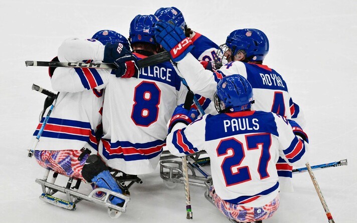 Jack Wallace'i (keskel) kolm väravat aitasid USA kelguhokikoondise järjekordse olümpiakullani
