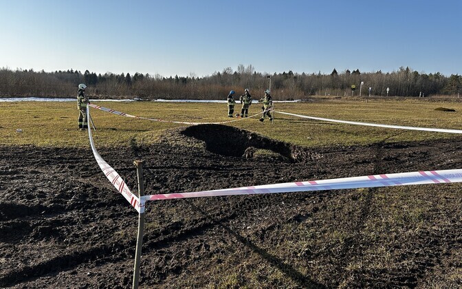 Sinkhole caused by a collapsed mineshaft alongside Jõhvi–Tartu Highway. March 17, 2026.
