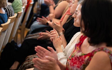 Samas näitas uuring, et isegi tagasihoidlik muie aitab väsinud kuulajate tähelepanu köita.
