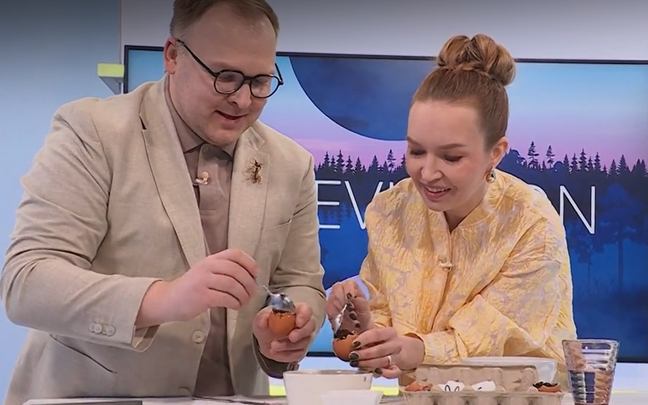 Reimo Sildvee ja Martha-Beryl Grauberg meisterdavad munakoorest murumune