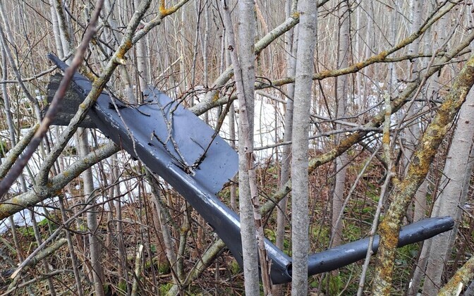 Место падения и обломки прилетевшего в Латвию украинского дрона.