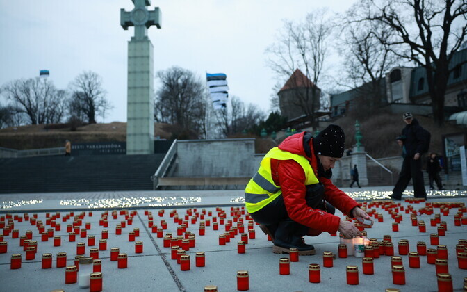 На площади Свободы в Таллинне зажгли свечи в память о жертвах мартовских депортаций.