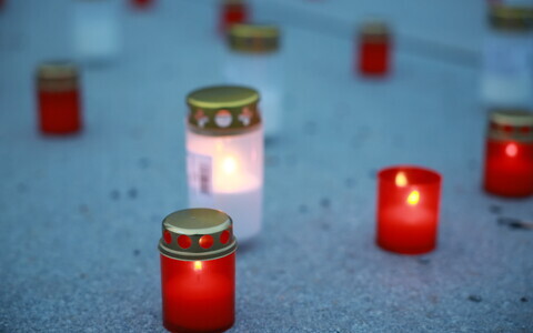 Candles lit in Tallinn's Freedom Square in memory of the victims of the March deportation of 1949. March 25, 2026.