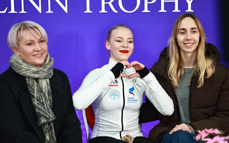 Niina Petrõkina koos treener Svetlana Varnavskaja ja koreograaf Alina Boykoga.