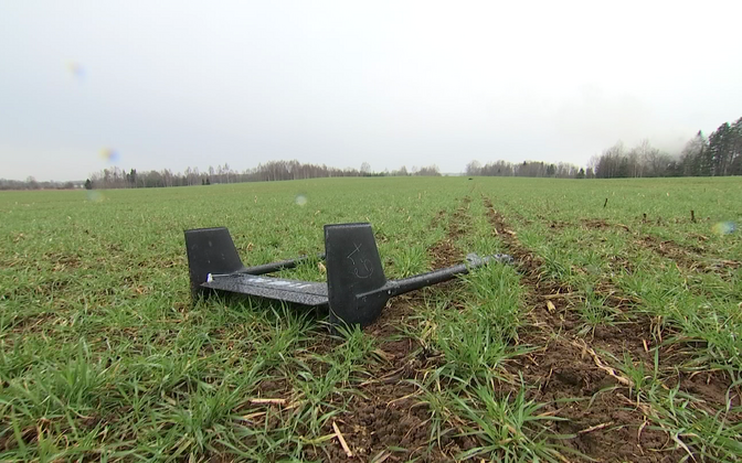 Упавшие в поле в волости Кастре обломки дрона..