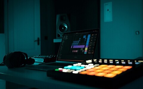 Projekti üheks ajendiks on sagenenud juhtumid, kus Eesti noorte muusikute loomingut on ebaseaduslikult kasutatud.