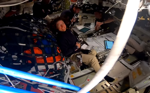 Esmaspäeval, 6. aprillil 2026, Artemis II missiooni kuuendal päeval, purustasid NASA astronaudid Reid Wiseman, Victor Glover ja Christina Koch ning Kanada Kosmoseagentuuri (CSA) astronaut Jeremy Hansen mehitatud kosmoselendude senise kaugusrekordi Maast.