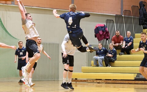 Hendrik Koks ja Viljandi HC (sinises) ning Mistra (valges) selgitavad ühe finalisti