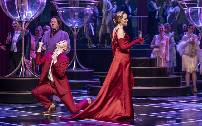 Классическое наследие Верди остается актуальным, приобретая новые краски в атмосфере роскоши и перемен первой половины XX века.