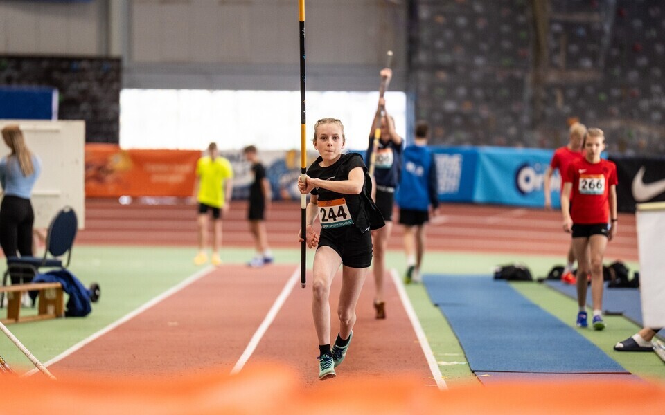 Nooremate tüdrukute teivashüppe viies Claudia Bell